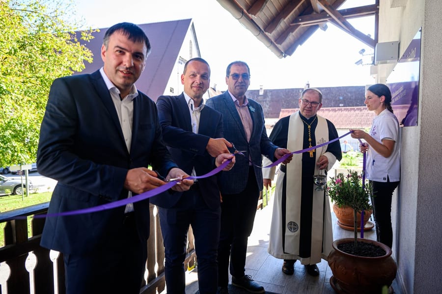 Otvoritev prenovljene prodajalne patra Simona Ašiča – uvodna fotografija objave
