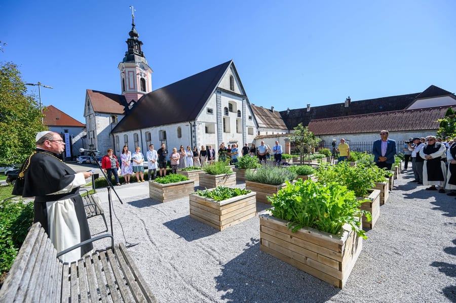 Uradna otvoritev zeliščnega vrta patra Simona Ašiča – uvodna fotografija objave