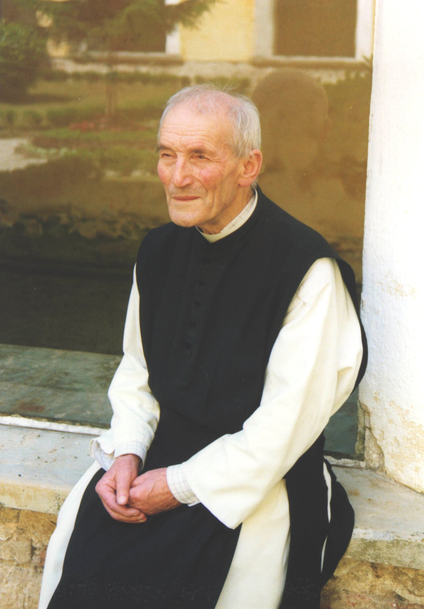 Pater Simon Ašič med obiskovalci